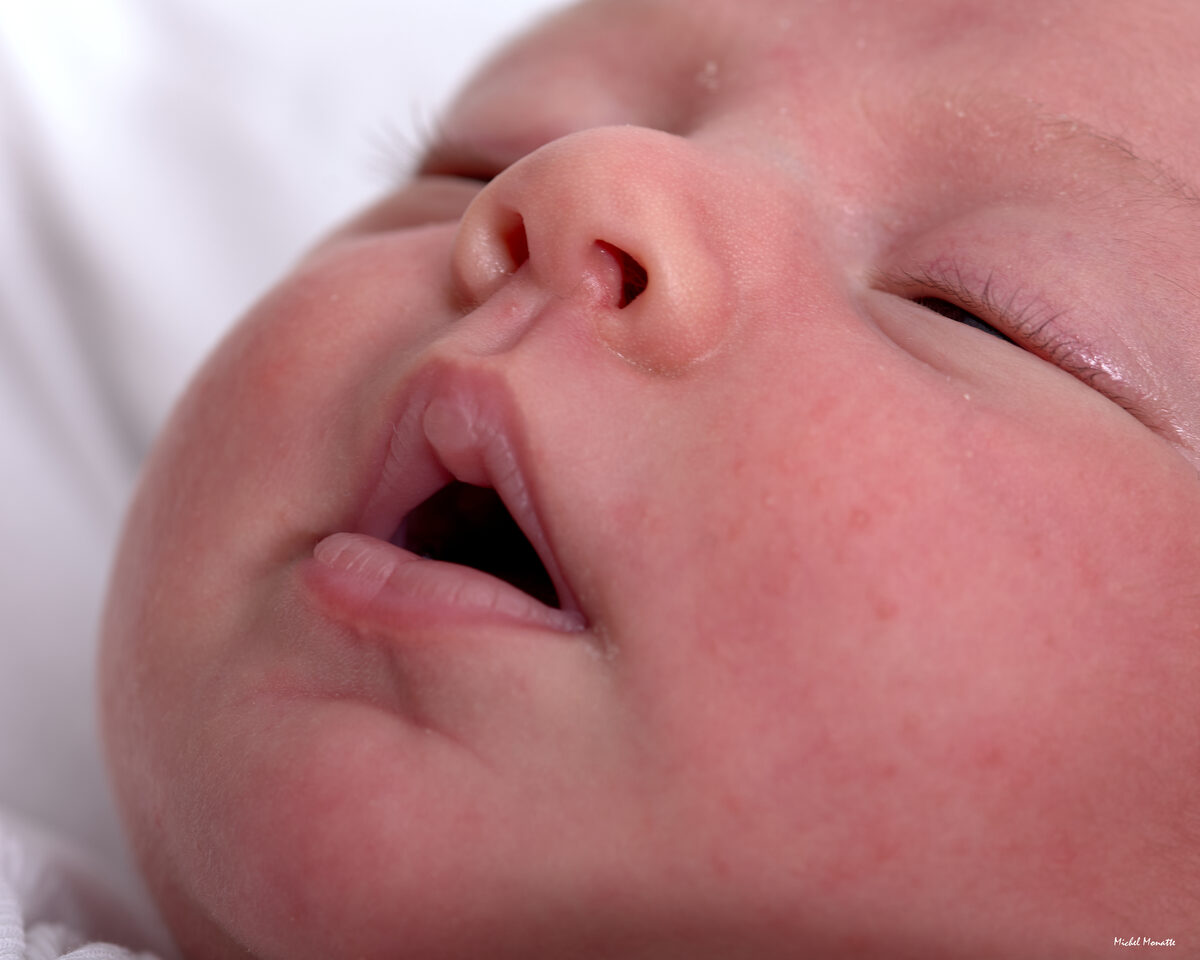 Portrait macro nouveau-né visage bébé naissance Toulouse Michel Monatte