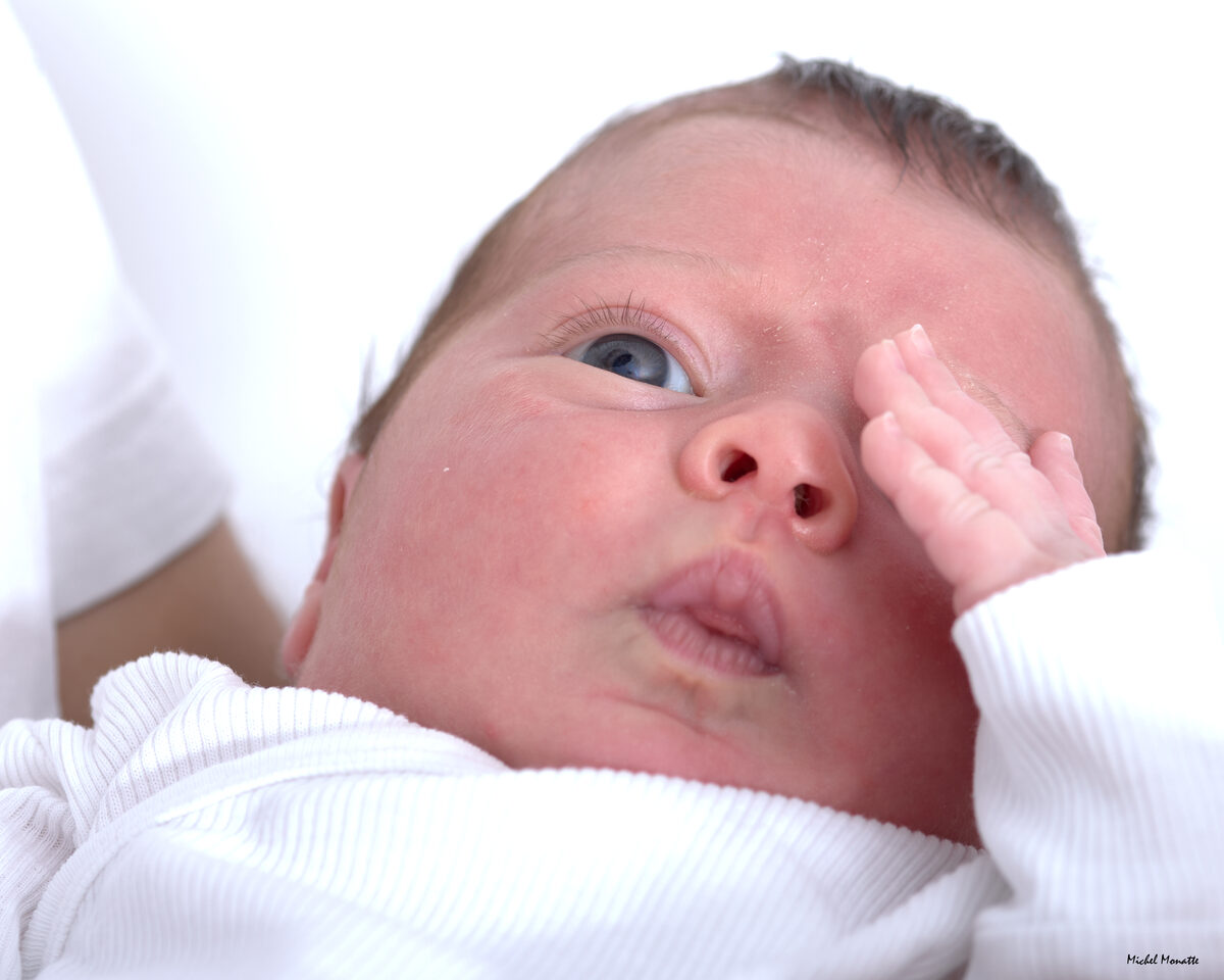 Photo nouveau-né regard bébé naissance Toulouse photographe professionnel