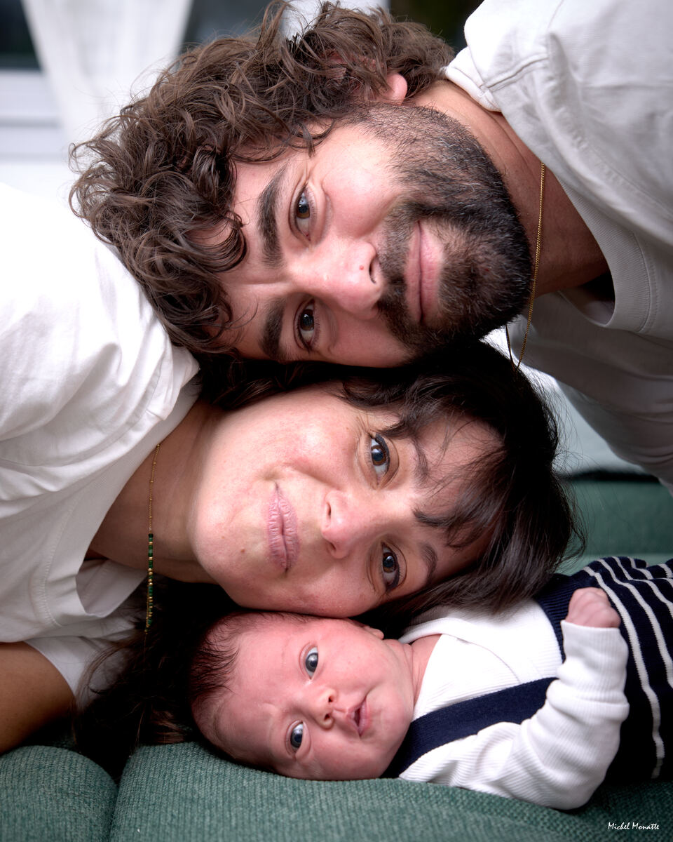 Portrait famille nouveau-né parents bébé domicile Toulouse Michel Monatte