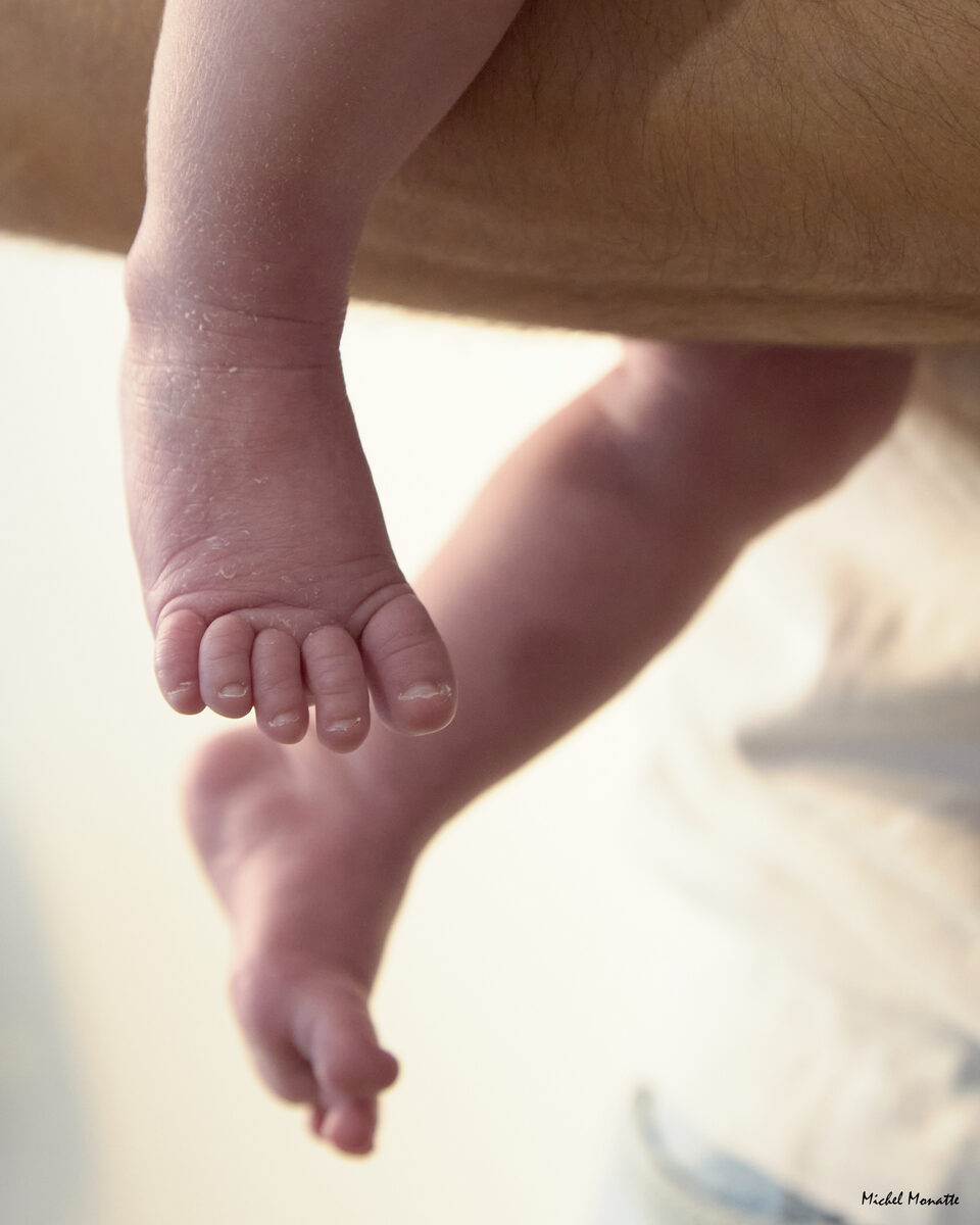 Photo pieds nouveau-né bébé naissance Toulouse Michel Monatte photographe