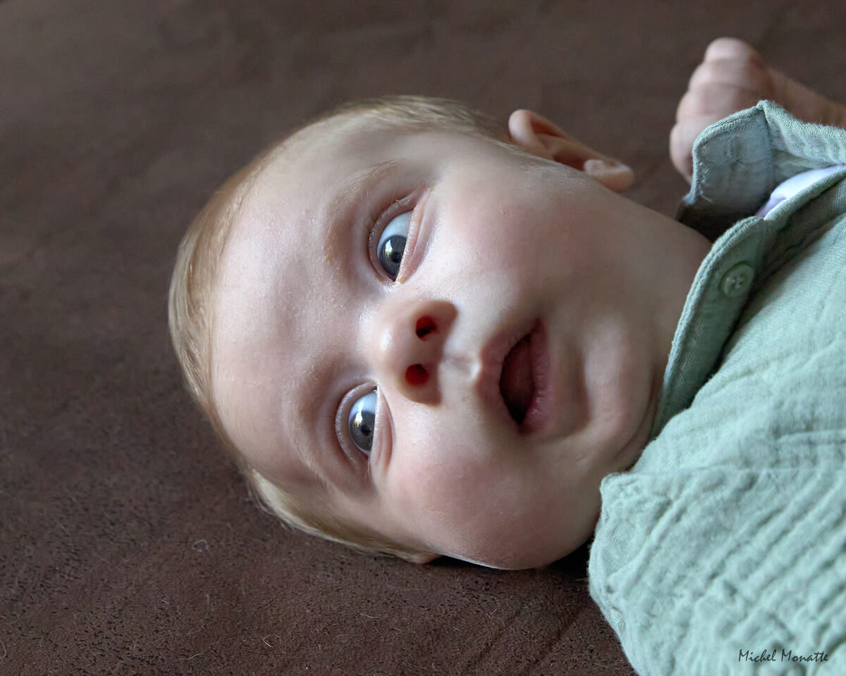 Photo bébé souriant regard nouveau-né domicile Toulouse Michel Monatte photographe