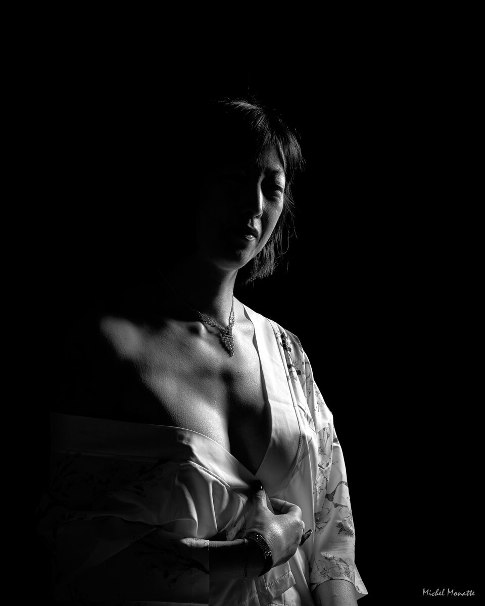 Portrait boudoir lumière noir et blanc studio Toulouse Michel Monatte