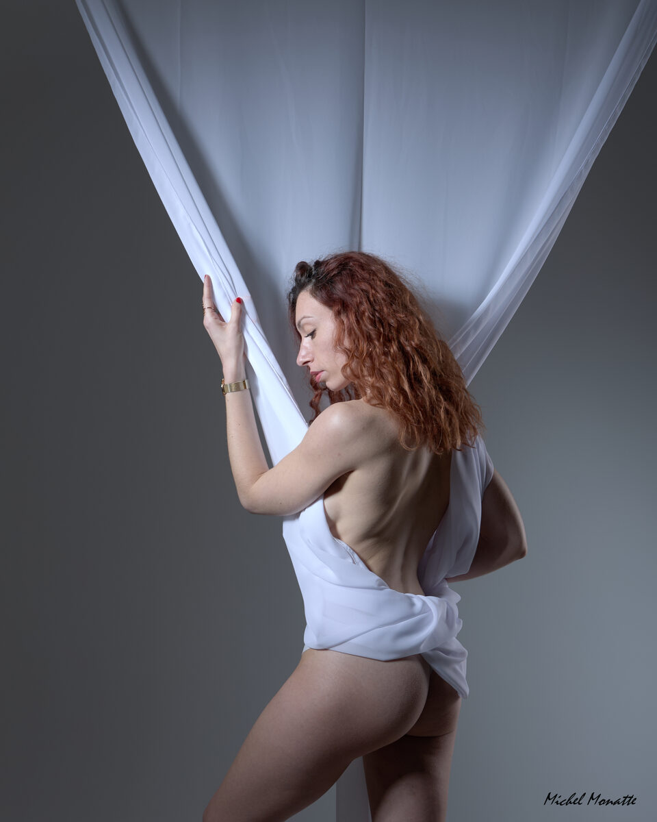 Photo boudoir drapé blanc studio Toulouse Michel Monatte